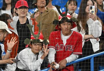 El festejo de los Angels ya logró extenderse a las tribunas.