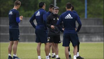 Jugadores del Oviedo y Anquela durante un entrenamiento.