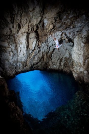 El clavadista colombiano en el paraíso de La Cueva Azul 