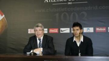 <b>EL FINAL. </b>Cerezo y Agüero, en un acto con el Atlético. Otros tiempos, ya que el jugador podría dejar en los próximos días el club del Manzanares.