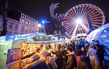 La Grand Place se ilumina con espectáculos de luz y un árbol gigante. El mercado incluye pista de patinaje y una rueda panorámica. Cada año se instala un árbol natural de más de 20 metros en la plaza central.