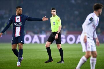 François Letexier in action during the Ligue 1 match between PSG and Lyon at Parc des Princes on April 2, 2023.