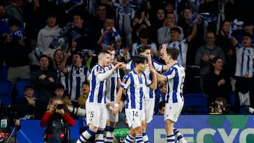 SAN SEBASTIÁN, 20/02/2025.- Los jugadores de la Real Sociedad celebran el tercer gol de su equipo, obra del croata Luka Sucic, durante el partido entre la Real Sociedad y el Midtjylland, de vuelta de la ronda clasificatoria de acceso a los octavos de final de la Liga Europa de fútbol, este jueves en el Reale Arena. EFE/ Javier Etxezarreta