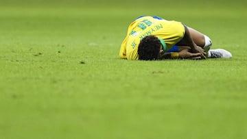 Neymar tirado al suelo tras sufrir una rotura en el ligamento del tobillo ante Qatar.