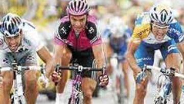 <b>SPRINT ENTRE TRES.</B> Pablo Lastras (derecha) se juega el triunfo de la etapa con Da Cruz (izquierda), que fue segundo, y Nardello (centro), tercero.