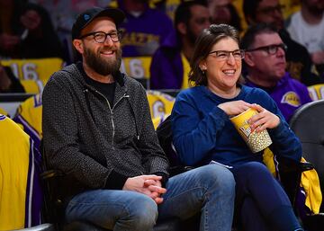 Mayim Bialik, actriz, escritora, cantante y doctora estadounidense, junto con su pareja Jonathan Cohen.