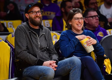 Mayim Bialik, actriz, escritora, cantante y doctora estadounidense, junto con su pareja Jonathan Cohen.