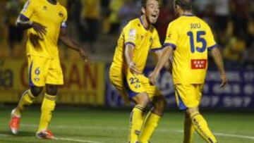 Juli felicita a Sergi Enrich por uno de sus tres goles.