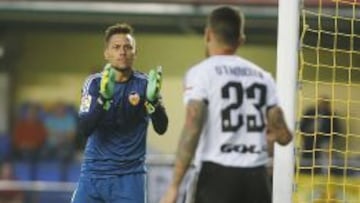 Diego Alves aplaude a Otamendi.