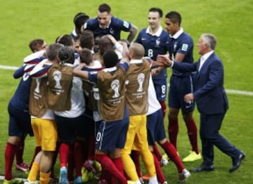 Los jugadores franceses celebran la victoria. 