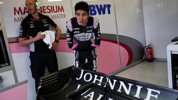 Esteban Ocon en el garaje de Force India durante el GP de Australia.