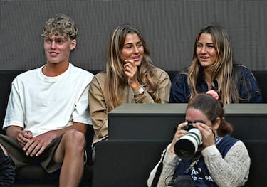 El partido del Abierto de Australia entre Jannik Sinner y Hugo Gaston contó con los hijos de dos tenistas ilustres en las gradas de la Rod Laver Arena. Cruz Hewitt, hijo de Lleyton Hewitt, compartió localidad con Myla y Charlene Federer, las hijas gemelas de Roger Federer y Mirka Vavrinec. Los tres disfrutaron del triunfo del italiano en la primera ronda del torneo. 