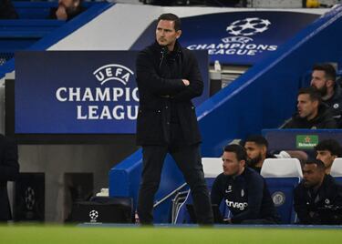 Frank Lampard, entrenador del Chelsea, observa el encuentro desde su área técnica.