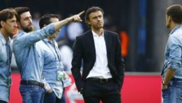 Con su equipo. Luis Enrique lo consulta todo a sus íntimos.