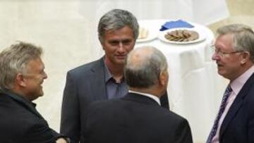 <b>CON FERGUSON. </b>Mourinho recibió el premio en Londres de la mano del técnico escocés.