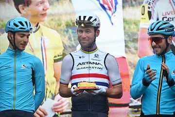 Mark Cavendish recoge la tarta de su 38º cumpleaños como homenaje del Giro de Italia.
