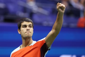 Carlos Alcaraz llega a las primeras semifinales de Grand Slam de su carrera, tras vencer en un histórico partido de cuartos frente a Jannik Sinner. El partido ha acabado 6-3, 6-7(7), 6-7(0), 7-5, 6-3.