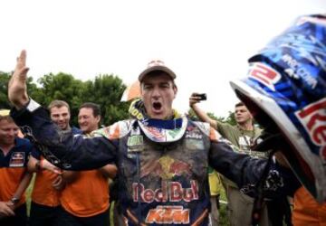 El piloto español Marc Coma del equipo Red Bull KTM Factory Rally celebra con su equipo la victoria en el Dakar 2015 al término de la última etapa de apenas 174 kilómetros entre Rosario y Buenos Aires. Coma (KTM) consiguió hoy su quinta corona del Dakar al finalizar primero en esta séptima edición sudamericana.