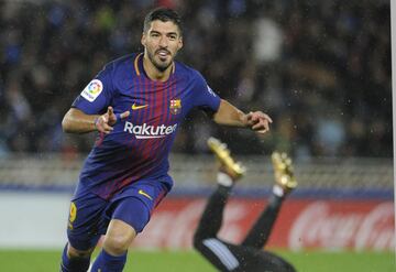 2-3. Luis Suárez celebró el tercer gol.