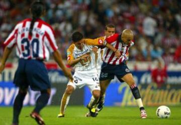 Bofo y Galindo pelean duro por el balón.