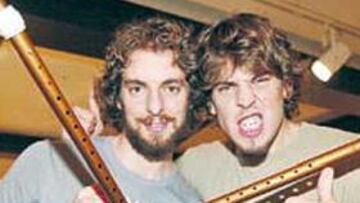 <b>COMO DOS GOTAS DE AGUA. </b>Los hermanos Gasol disfrutaron de la victoria a pesar de la lesión de Pau.