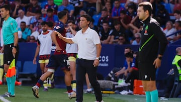 Rubi dando consignas.