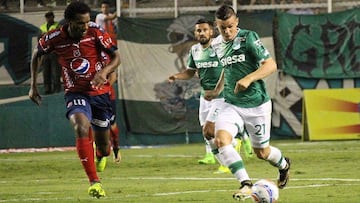 Nicol&aacute;s Benedetti ante la marca de Didier Moreno en el juego entre Deportivo Cali y Medell&iacute;n por Copa &Aacute;guila 2017