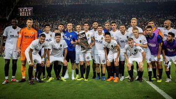 GRAF4830. VALENCIA, 11/08/2018.- Los Jugadores del Valencia CF celebran con la copa la victoria frente al Bayer 04 Leverkusen, tras el partido correspondiente la 47&ordf; edici&oacute;n del Trofeo Naranja que se ha disputado esta noche en el estadio de Me