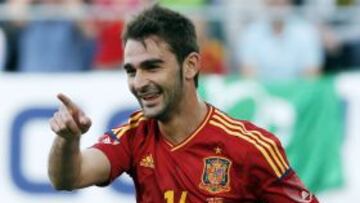 El delantero de Espa&ntilde;a Adri&aacute;n L&oacute;pez celebra su gol, primero de su equipo, durante el partido amistoso que disputa la selecci&oacute;n espa&ntilde;ola con Serbia hoy, 26 de mayo de 2012, en el estadio AFG Arena de Saint Gallen (Suiza).