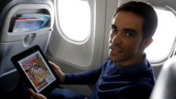 Contador lee el AS en el viaje de vuelta a Madrid.