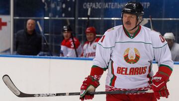El presidente de Bielorrusia Alexander Lukashenko, durante un partido amistoso de hockey hielo.