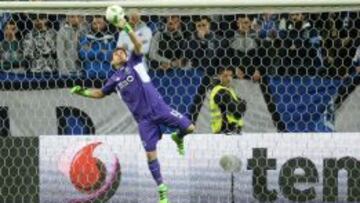 Iker Casillas realiza una parada durante el partido de liga portuguesa entre el Oporto y el Moreirense.