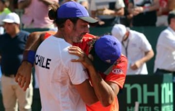 Christian Garín celebra junto al capitán Nicolás Massú después de ganar su partido contra el peruano Duilio Beretta en un match de Copa Davis entre Chile y Perú por la Zona Americana grupo II.