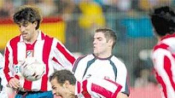 <b>GOL SALVADOR</b>. Nikolaidis remata de cabeza y marca el empate del Atlético en los minutos de descuento.