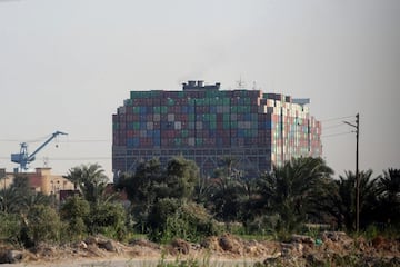   El buque de transporte de mercancías (Ever Given) sigue encallado en el Canal de Suez, un canal navegable situado en Egipto que une el mar Mediterráneo con el mar Rojo, debido a una tormenta de arena y de fuerte viento. Numerosos barcos han quedado atascados debido a una tormenta de arena y de fuerte viento con embarcaciones queriendo cruzar el canal. El Ever Given tiene 400 metros de eslora y pesa 200.000 toneladas sin carga, con capacidad de transportar 20.000 contenedores.