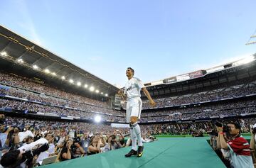 2009.07.06 | El Bernabéu se llenó a reventar (85.000 espectadores) para ver a Cristiano Ronaldo vestido de blanco, en la puesta de largo más galáctica de la historia del fútbol.