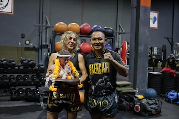 Saenchai posa mientras admira el trabajo de la artista francesa, Laurene Fernandez