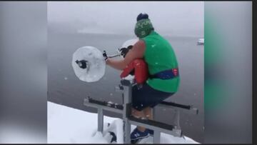 Este hombre hace su gimnasio en el hielo y hace su rutina