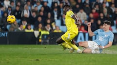 El delantero noruego del Celta, Jorgen Strand Larsen, disputa el balón ante el defensa senegalés del Cádiz, Mamadou Mbaye, durante el encuentro correspondiente a la jornada 15 de primera división que han disputado hoy lunes en el estadio de Balaidos, en Vigo.