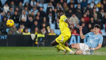 El delantero noruego del Celta, Jorgen Strand Larsen, disputa el bal¨®n ante el defensa senegal¨¦s del C¨¢diz, Mamadou Mbaye, durante el encuentro correspondiente a la jornada 15 de primera divisi¨®n que han disputado hoy lunes en el estadio de Balaidos, en Vigo.
