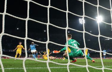 El jugador nigeriano del Nápoles recibe un balón dentro del área, forcejea con Íñigo Martínez y le gana la pelea, encara y dispara raso engañando a Marc-André Ter Stegen.