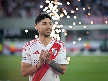 El Sevilla y River Plate hicieron oficial el traspaso del lateral argentino, campen del Mundo, de Amrica y de la Europa League, por 4,5 millones de euros. Una cantidad que podra ampliarse en medio milln de euros ms en caso del que el conjunto bonaerense consiga alzar una liga con Montiel en sus filas.