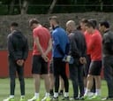 Emotivo minuto de silencio en el entrenamiento del United