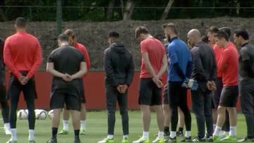 Emotivo minuto de silencio en el entrenamiento del United