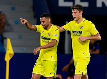 Francis Coquelin celebra con sus compañeros el cuarto tanto del conjunto amarillo.