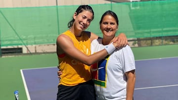 Garbiñe Muguruza abraza a Conchita Martínez.