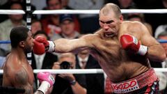 El boxeador ruso Nikolai Valuev, ante Monte Barrett en 2006.