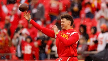 KANSAS CITY, MISSOURI - JANUARY 21: Patrick Mahomes #15 of the Kansas City Chiefs warms up prior to the AFC Divisional Playoff game against the Jacksonville Jaguars at Arrowhead Stadium on January 21, 2023 in Kansas City, Missouri. David Eulitt/Getty Images/AFP (Photo by David Eulitt / GETTY IMAGES NORTH AMERICA / Getty Images via AFP)