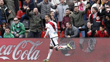 De Tom&aacute;s celebra uno de sus goles en Vallecas.