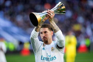 Sergio Ramos ofreciendo al Bernabéu el trofeo del Mundial de Clubes 2017 de la FIFA antes de enfrentarse al Barcelona en Liga.